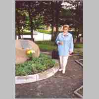 90-1028 Frau Gerlinde Hensel aus Gross Keylau an dem 2002 errichteten Gedenkstein -Zur Erinnerung .jpg